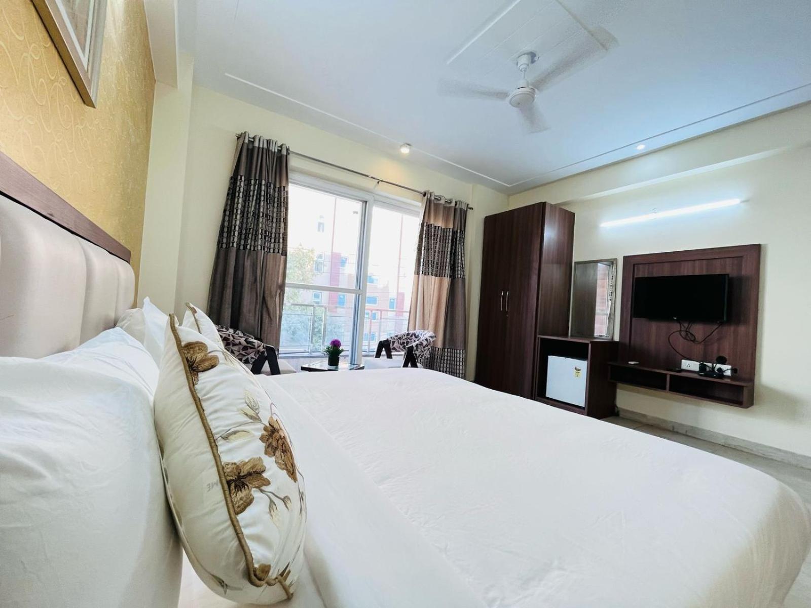 Hotel The Luxe 18 - Golf Course Road 구르가온 외부 사진