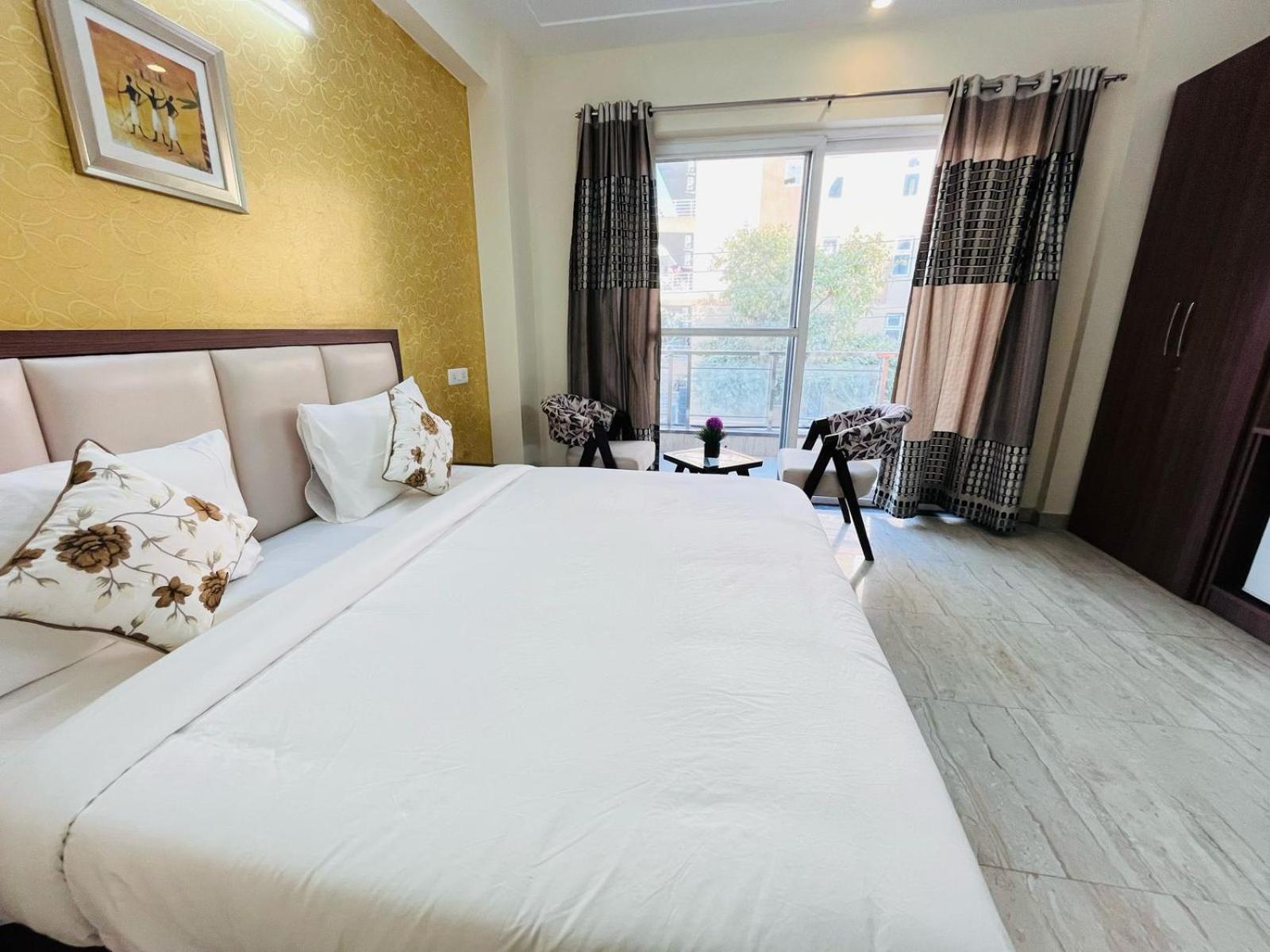Hotel The Luxe 18 - Golf Course Road 구르가온 외부 사진