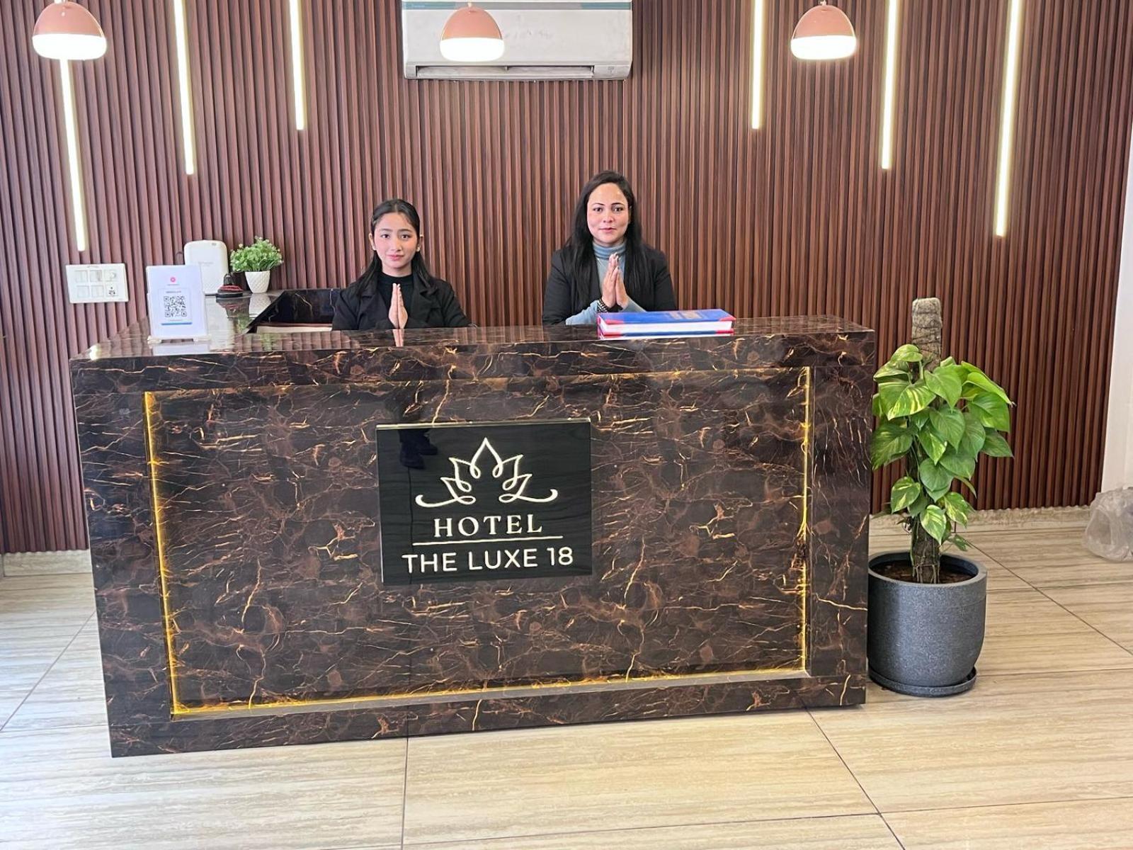 Hotel The Luxe 18 - Golf Course Road 구르가온 외부 사진