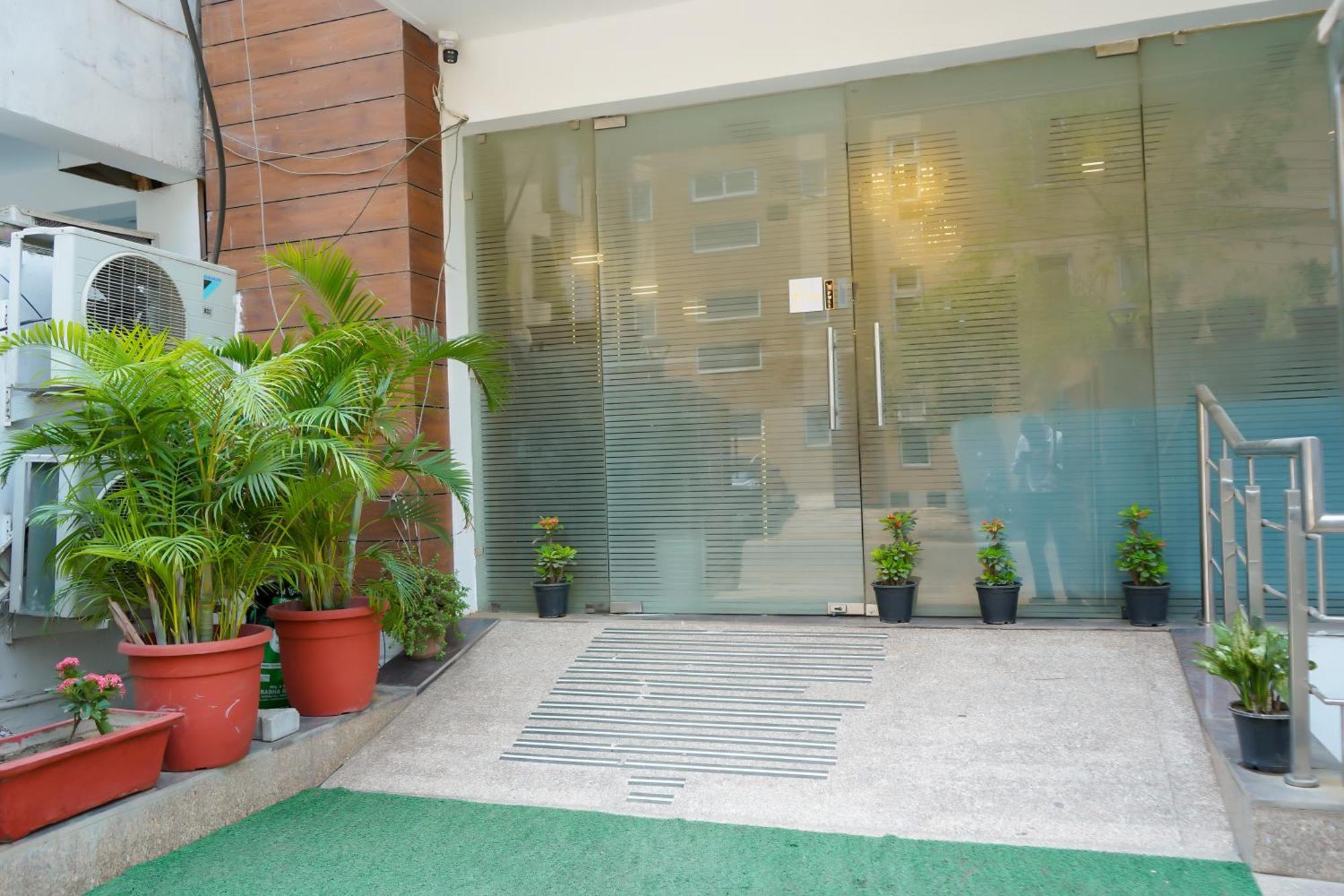 Hotel The Luxe 18 - Golf Course Road 구르가온 외부 사진