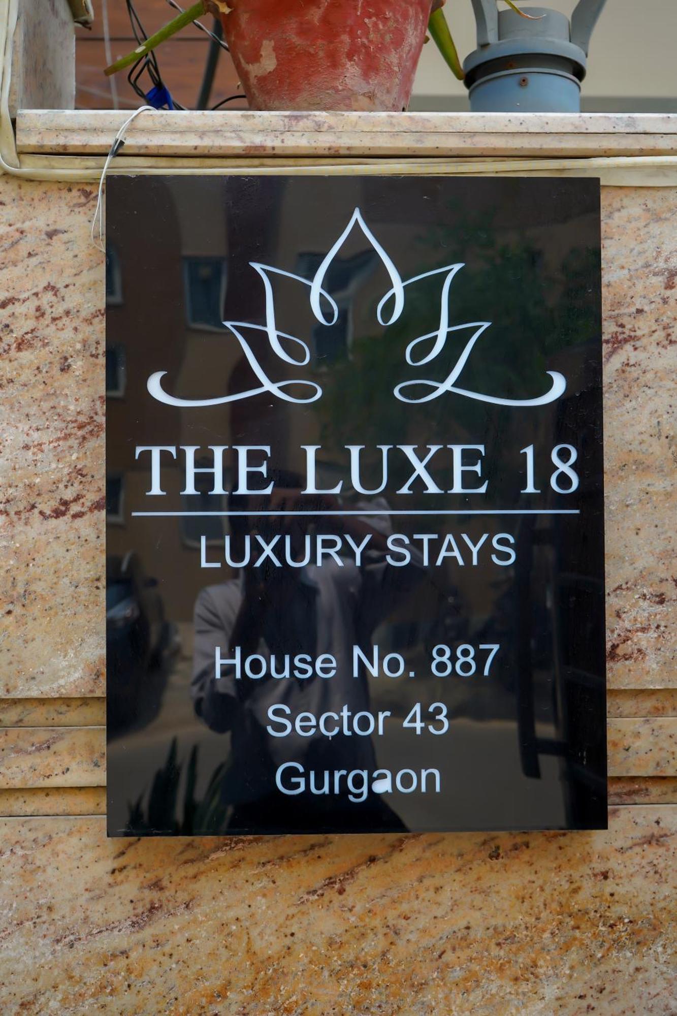 Hotel The Luxe 18 - Golf Course Road 구르가온 외부 사진