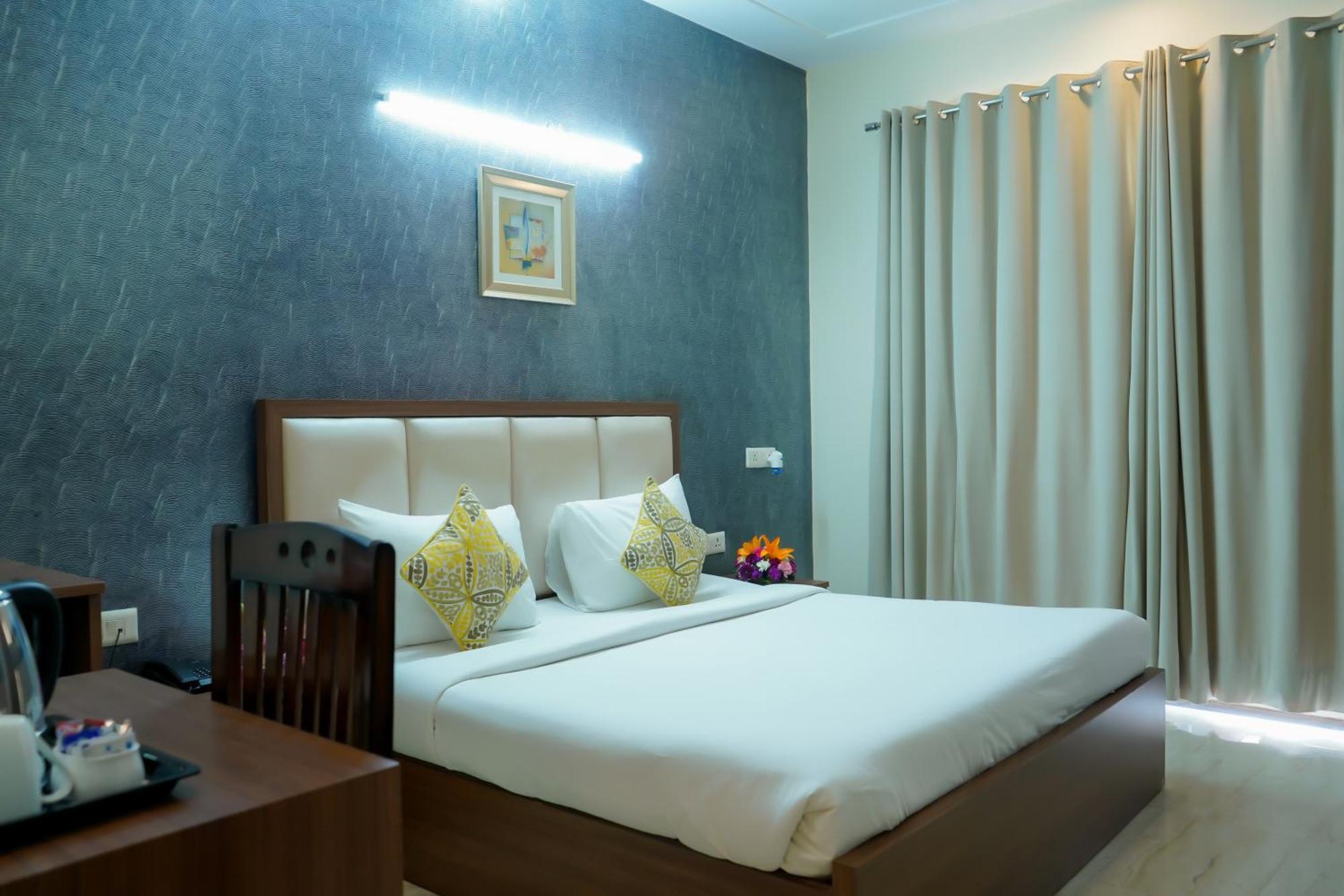Hotel The Luxe 18 - Golf Course Road 구르가온 외부 사진