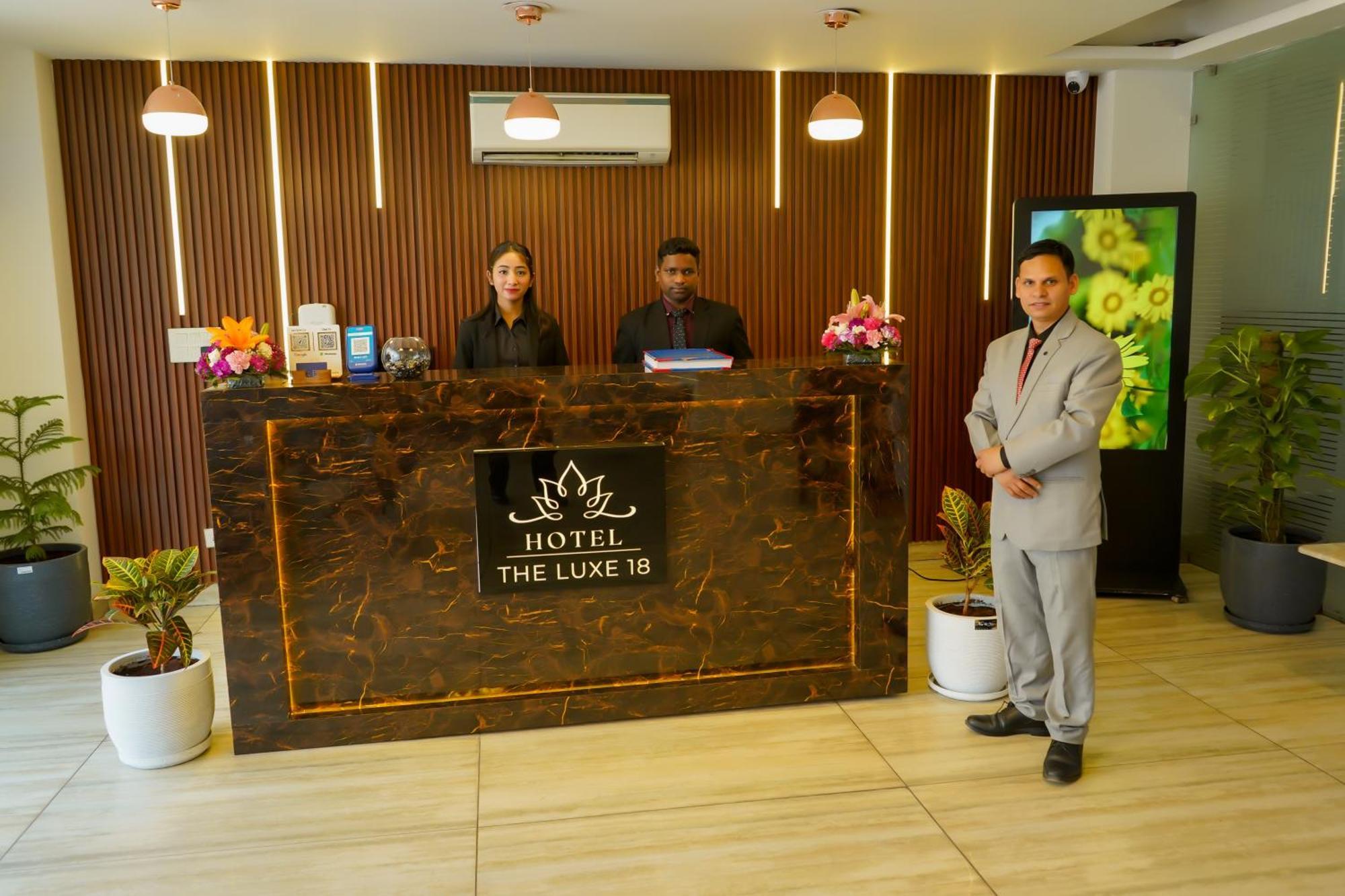 Hotel The Luxe 18 - Golf Course Road 구르가온 외부 사진