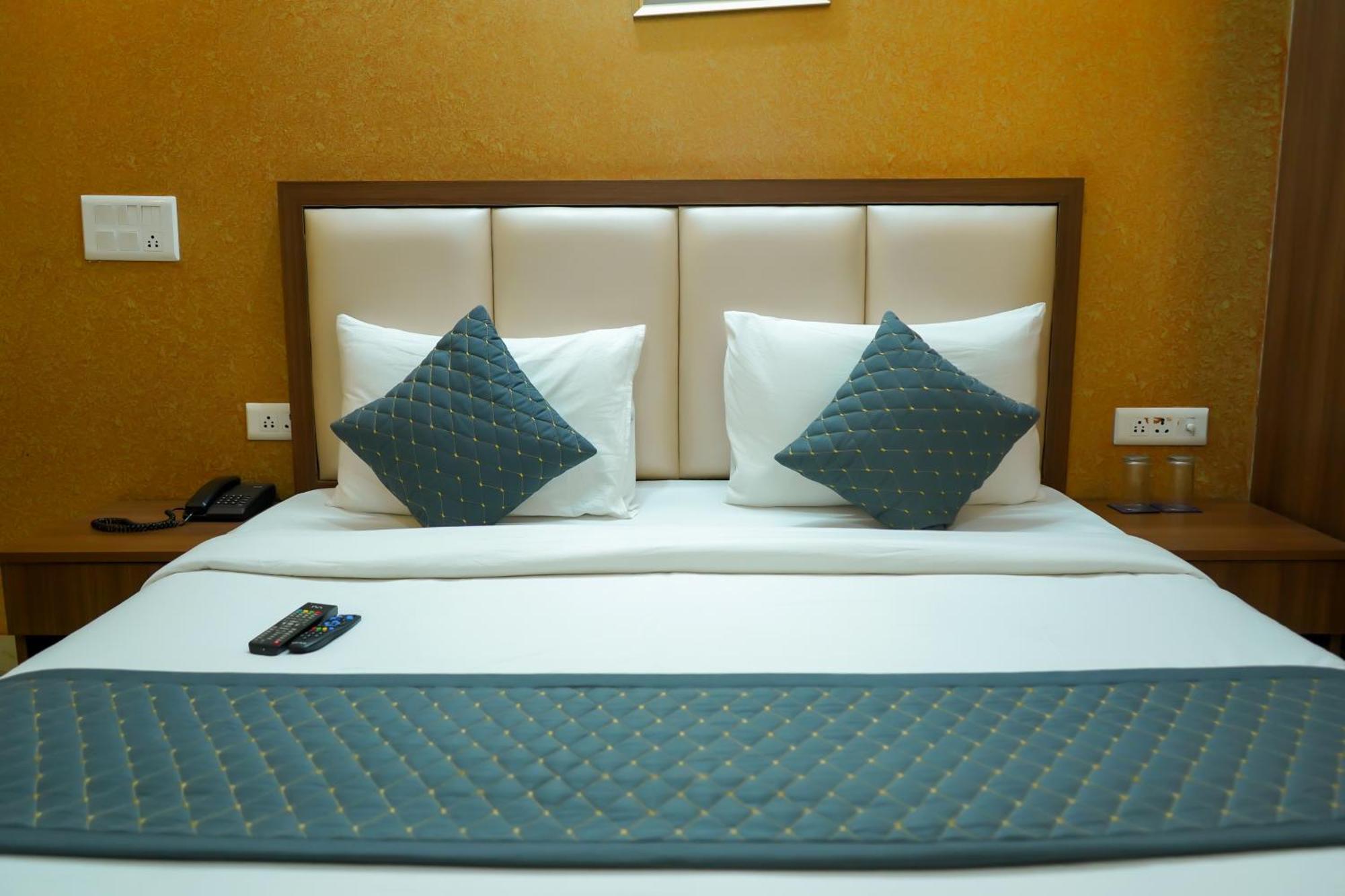 Hotel The Luxe 18 - Golf Course Road 구르가온 외부 사진
