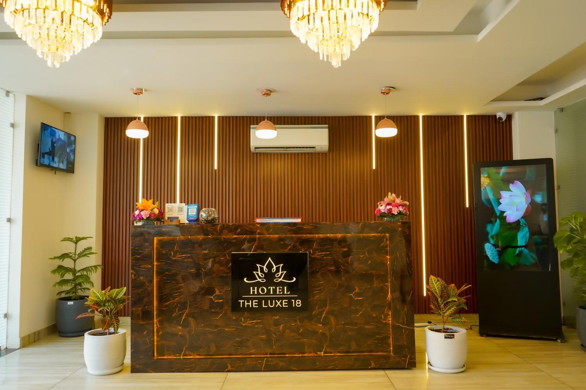 Hotel The Luxe 18 - Golf Course Road 구르가온 외부 사진