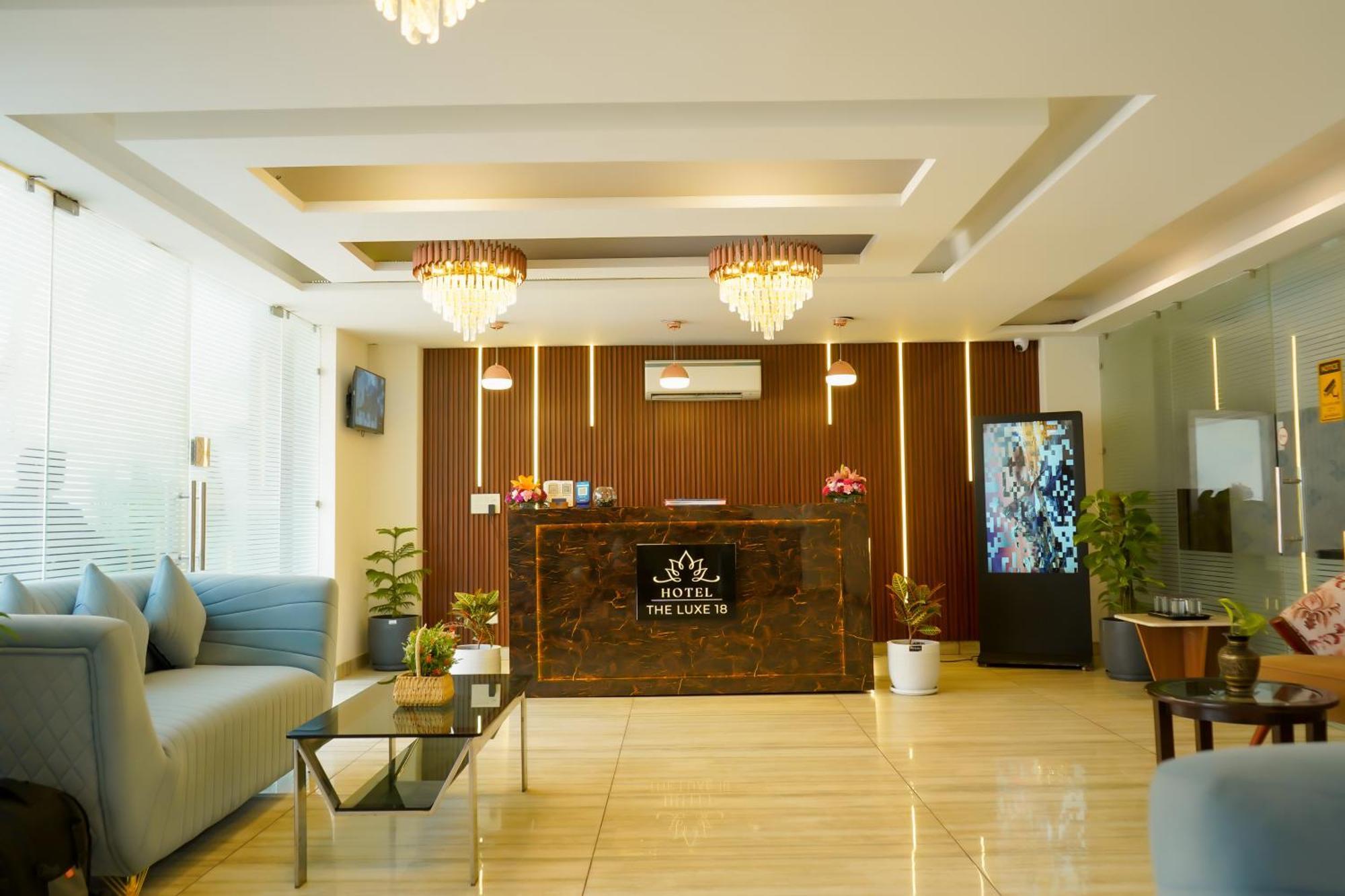 Hotel The Luxe 18 - Golf Course Road 구르가온 외부 사진