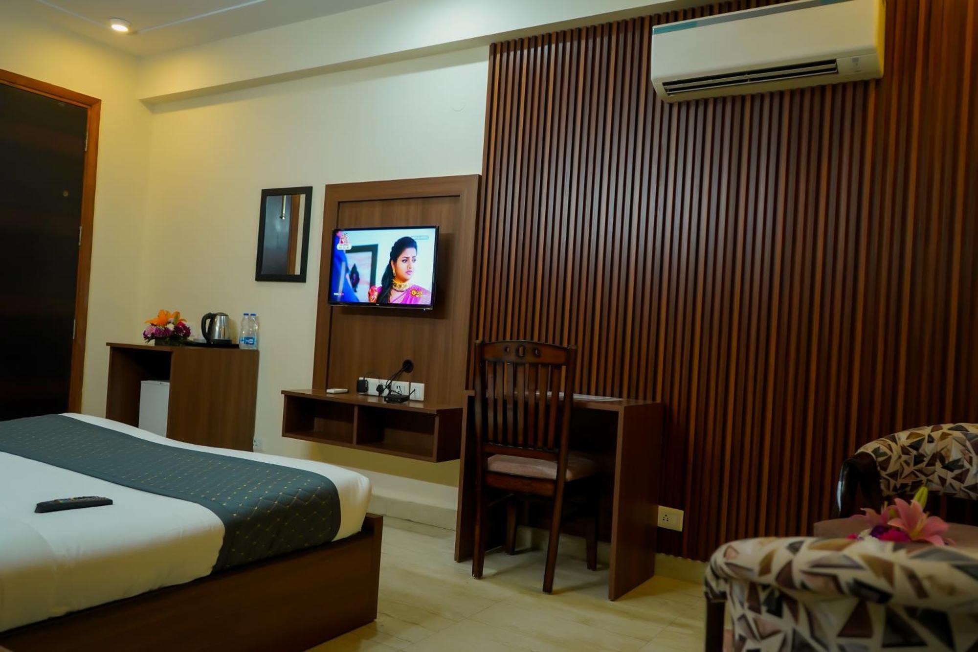Hotel The Luxe 18 - Golf Course Road 구르가온 외부 사진