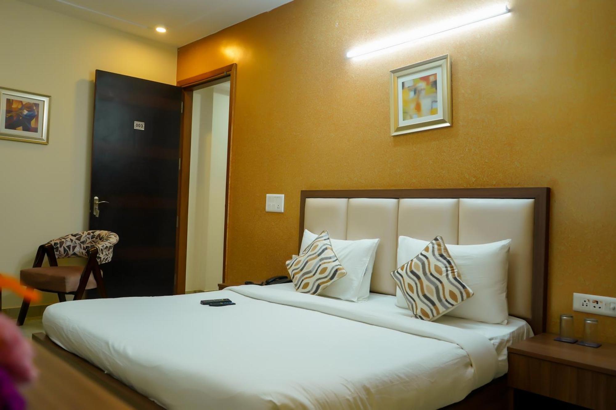 Hotel The Luxe 18 - Golf Course Road 구르가온 외부 사진