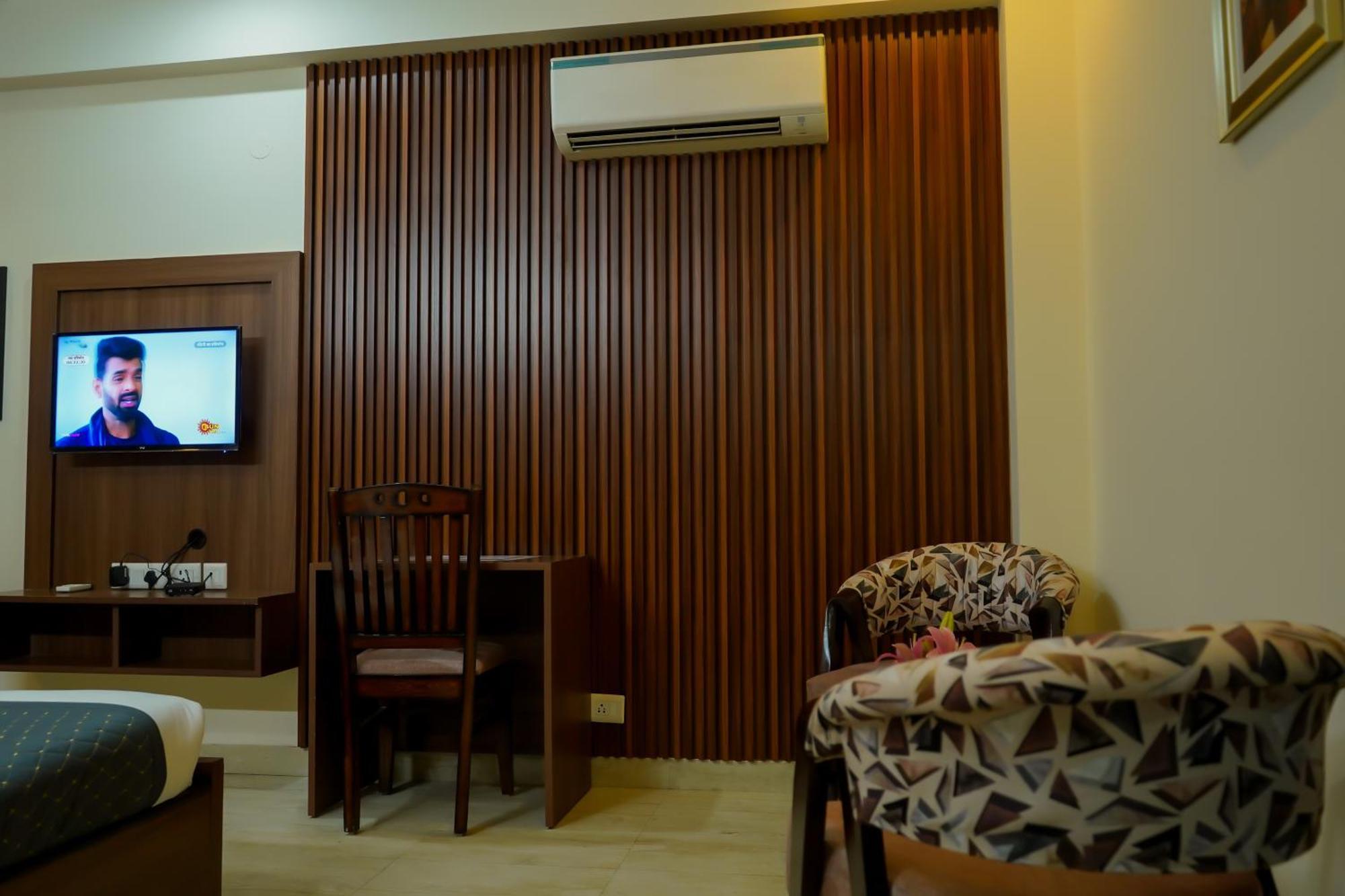Hotel The Luxe 18 - Golf Course Road 구르가온 외부 사진