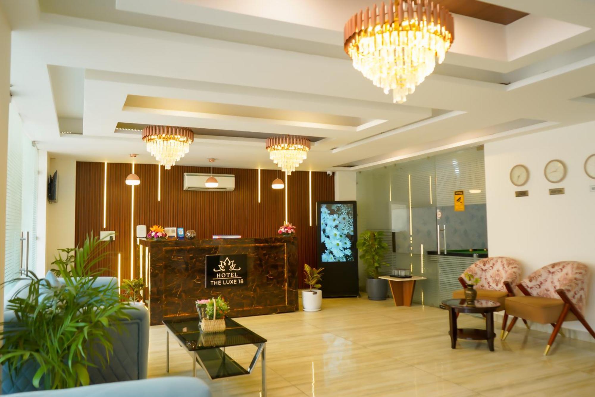 Hotel The Luxe 18 - Golf Course Road 구르가온 외부 사진