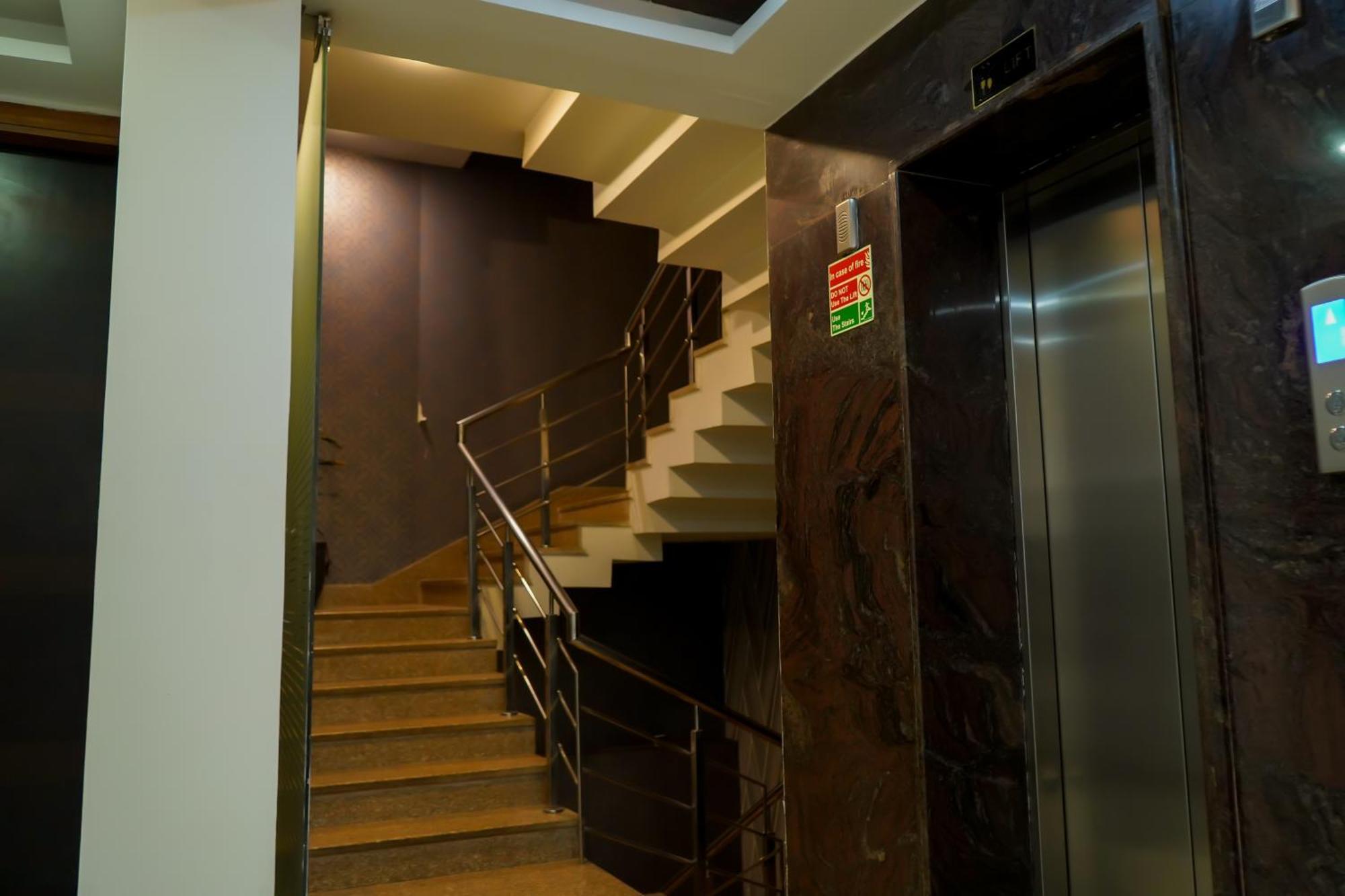Hotel The Luxe 18 - Golf Course Road 구르가온 외부 사진