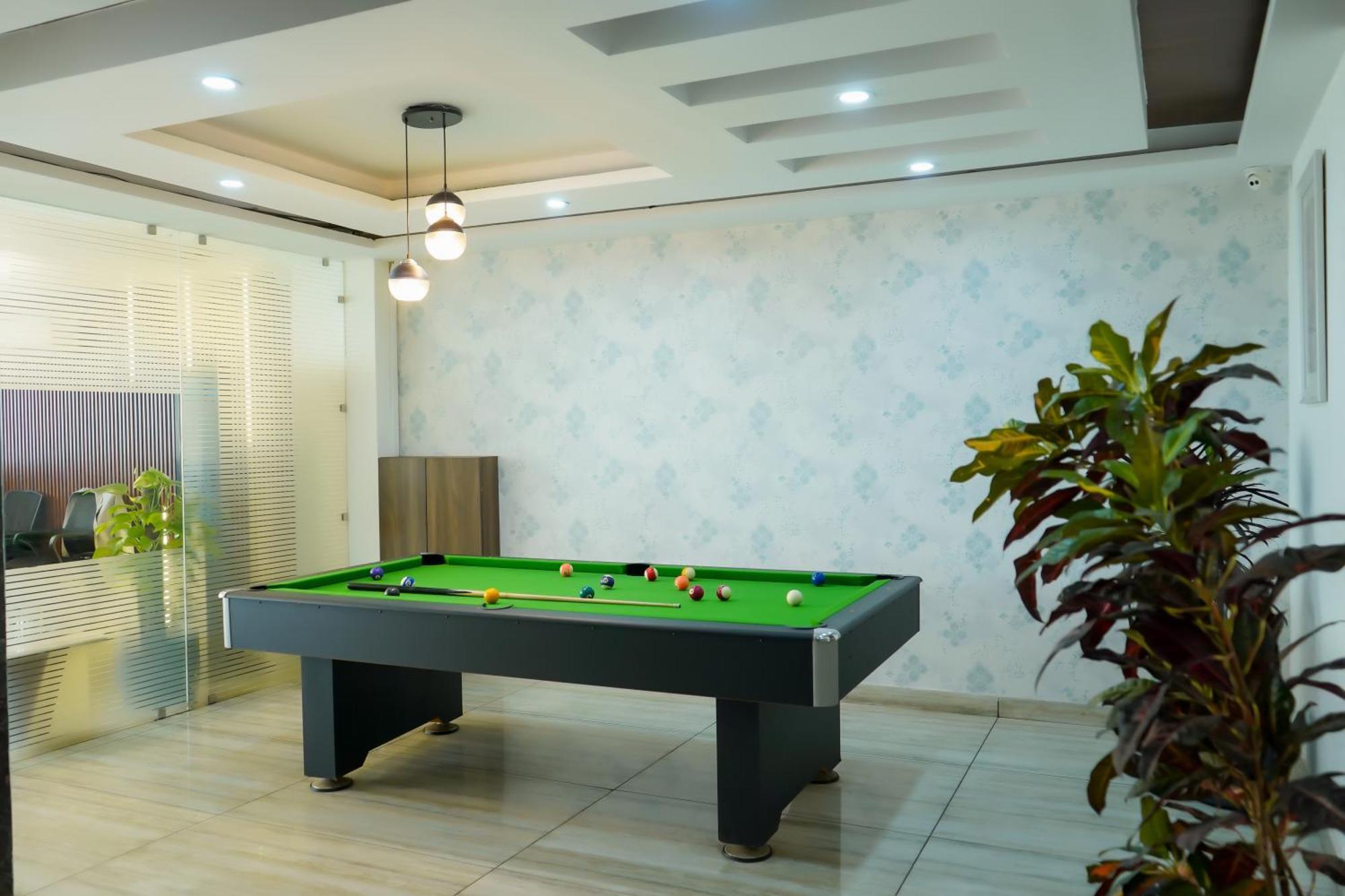 Hotel The Luxe 18 - Golf Course Road 구르가온 외부 사진