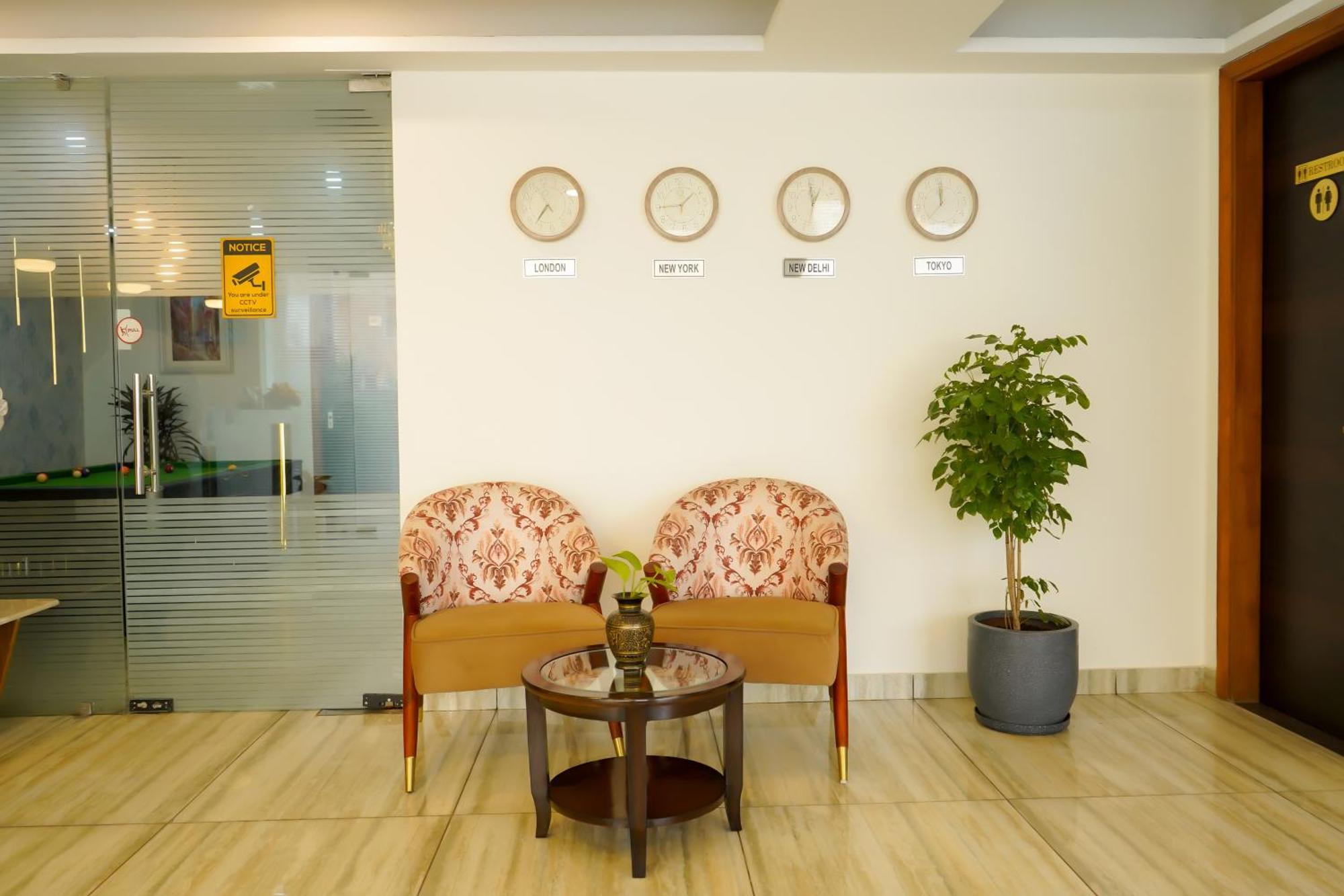 Hotel The Luxe 18 - Golf Course Road 구르가온 외부 사진