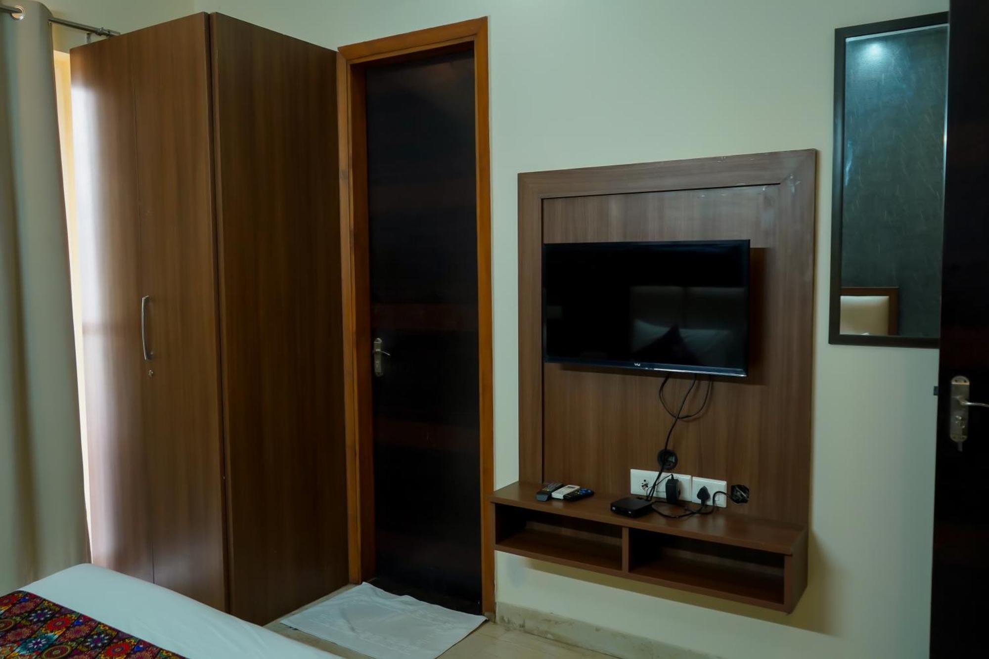 Hotel The Luxe 18 - Golf Course Road 구르가온 외부 사진