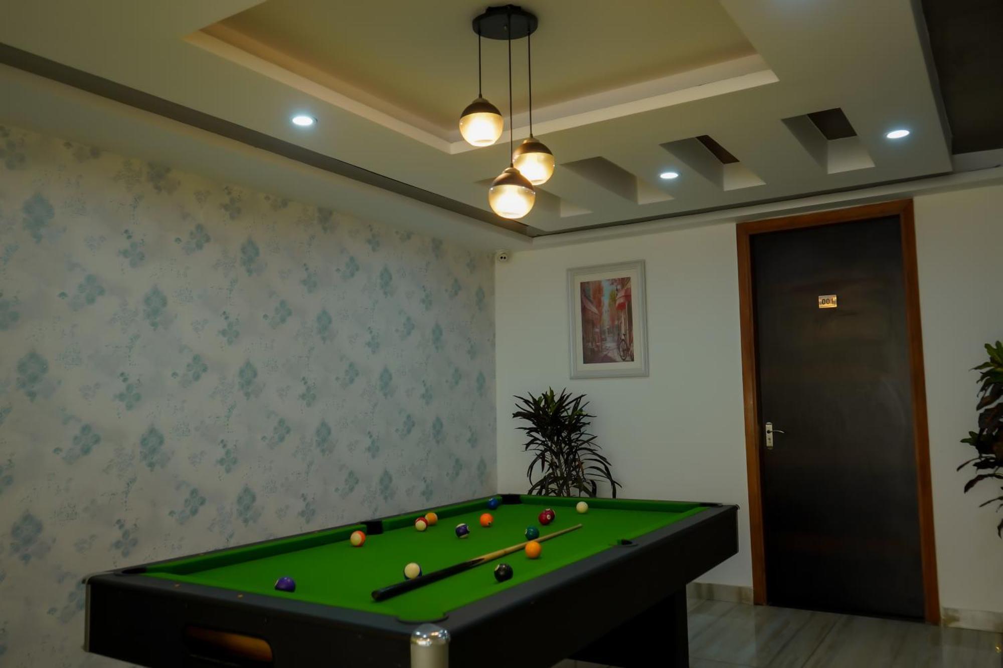 Hotel The Luxe 18 - Golf Course Road 구르가온 외부 사진