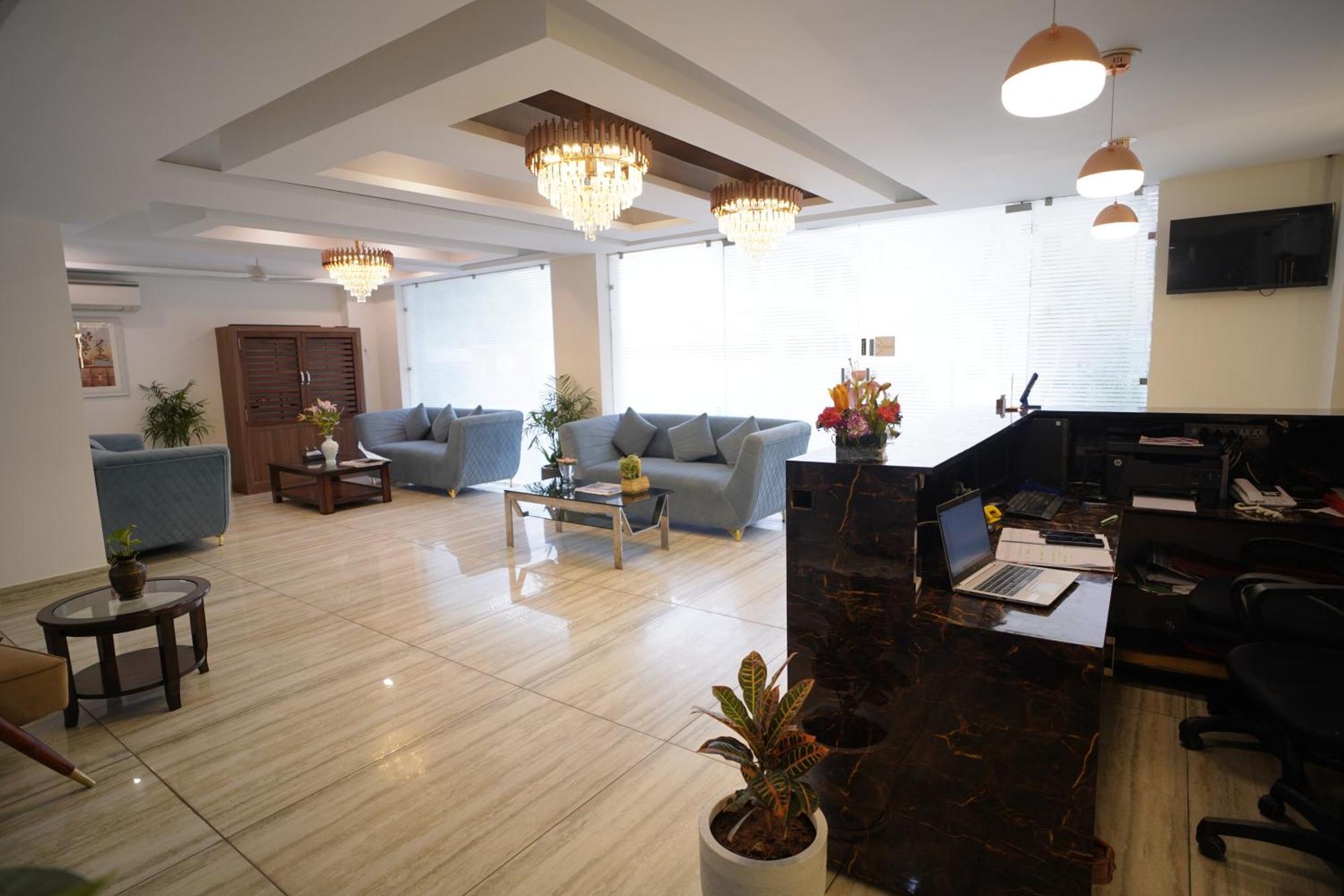 Hotel The Luxe 18 - Golf Course Road 구르가온 외부 사진